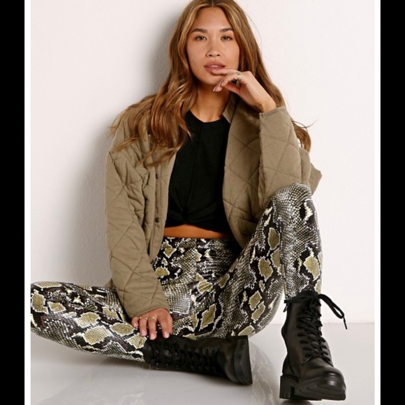 NWT! Commando Faux Animal Legging with Control Olive Snake - Picture 2 of 4